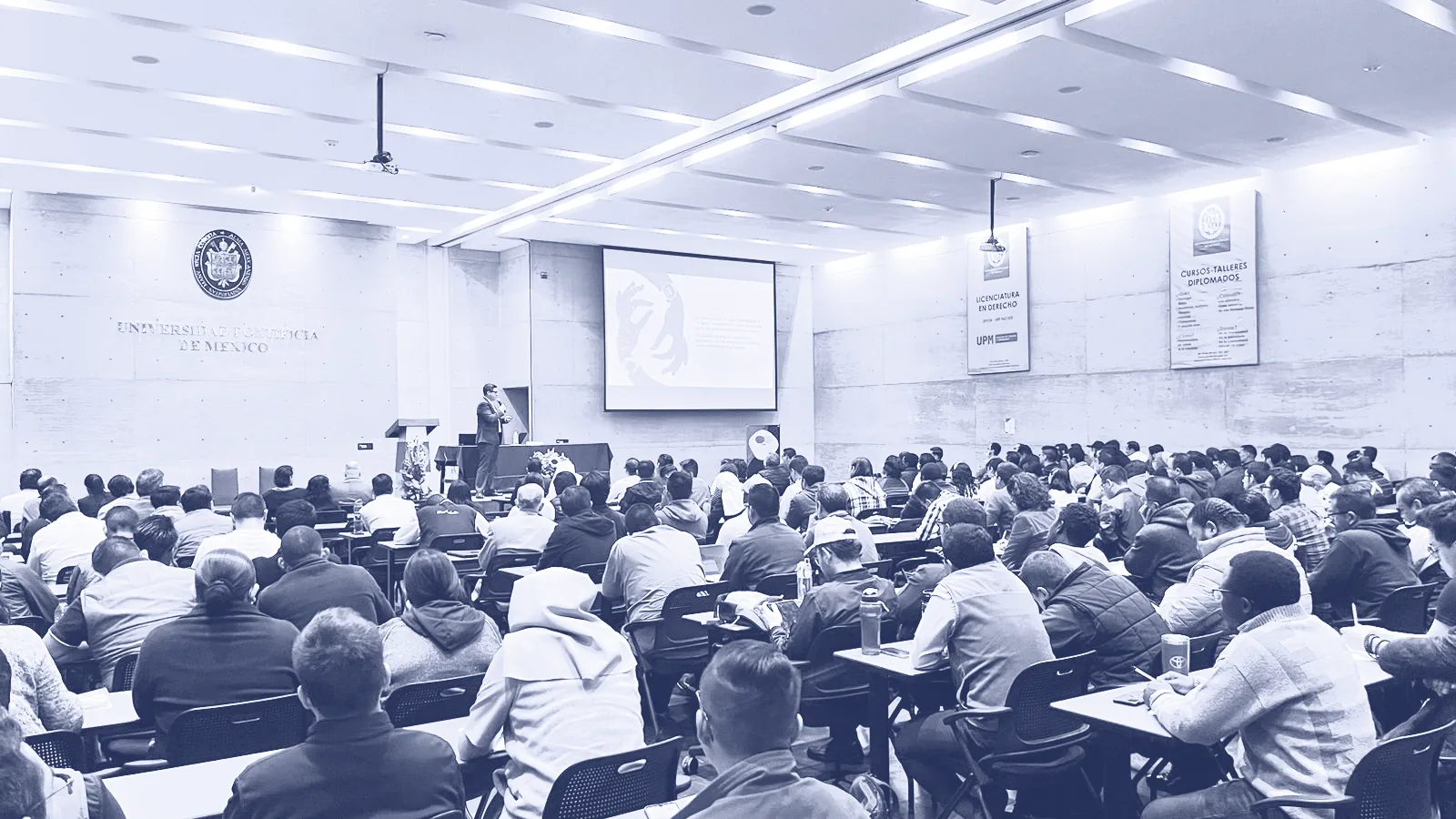 Packed lecture hall at Universidad Pontificia de México during a keynote by Alex Servin